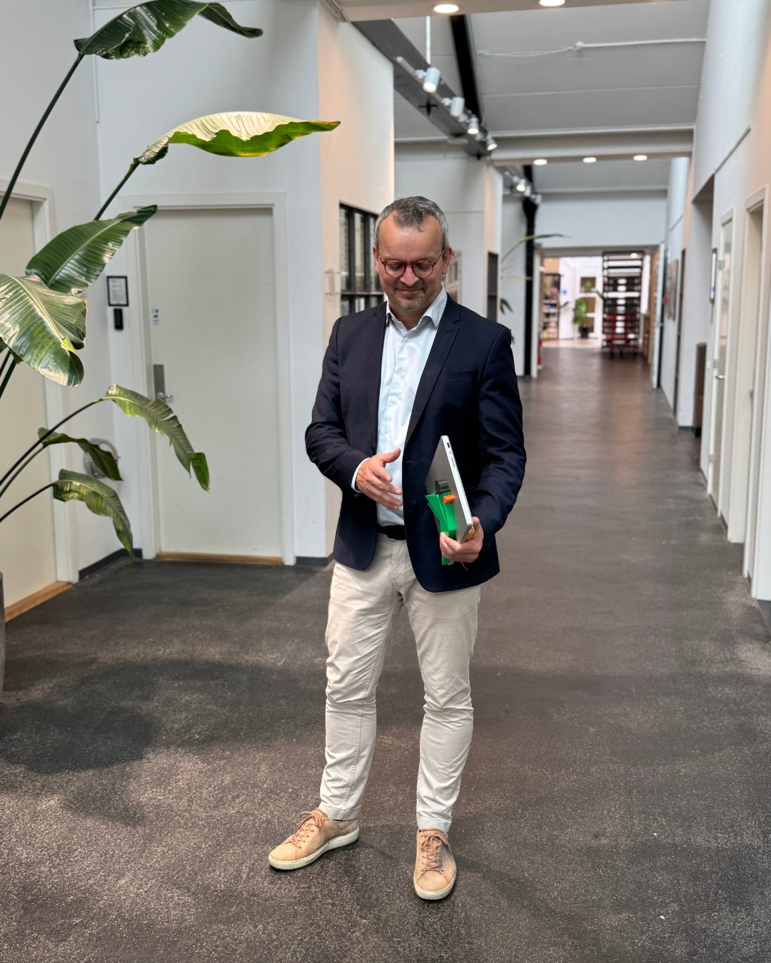 uptur.dk CEO walking with desktop in hallway of office